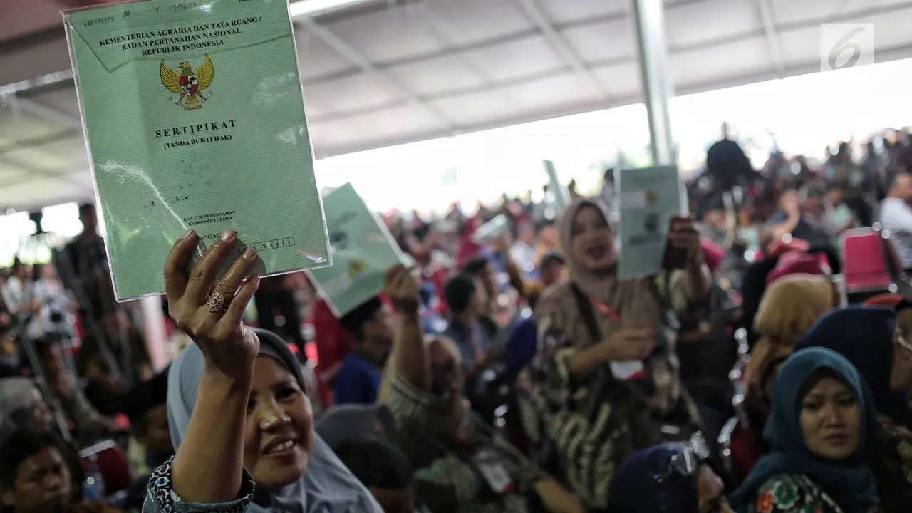 Jokowi Bagikan Sertifikat Tanah