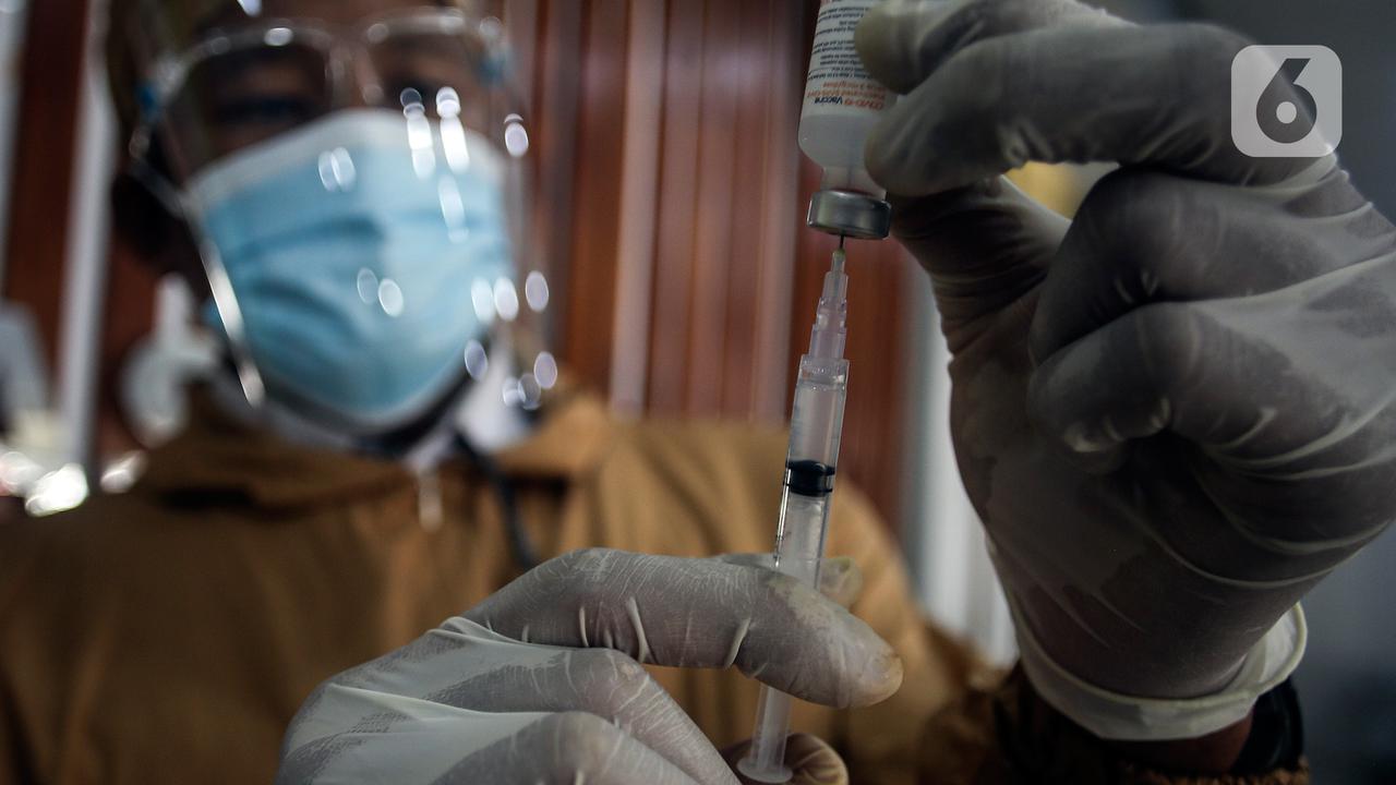 Vaksinasi COVID-19 di Stasiun Pasar Senen