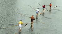 Orang-orang di Guizhou di Tiongkok punya kebiasaan unik, yaitu bisa mengapung di perairan hanya dengan menggunakan sebilah bambu.