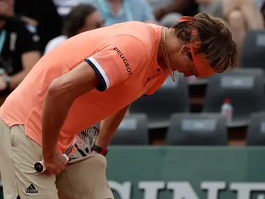 Petenis Jerman, Alexander Zverev mematahkan raketnya ketika frustasi melawan petenis Serbia, Dusan Lajovic pada babak kedua Prancis Terbuka di Stade Roland Garros, Rabu (30/5 Zverev harus lakoni lima set melawan melawan Lajovic. (AP/Alessandra Tarantino)P