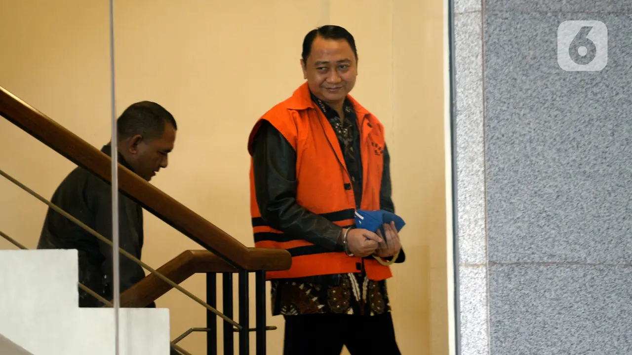 Ekspresi Bupati Nonaktif Lampung Utara Jelang Diperiksa KPK
