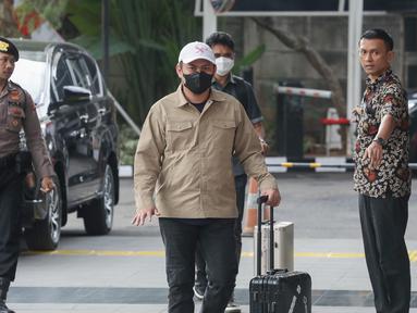 Bupati Kolaka Timur, Sulawesi Tenggara, Abdul Azis saat tiba di gedung Merah Putih Komisi Pemberantasan Korupsi (KPK), Jakarta, Jumat (8/8/2025). (Merdeka.com/Arie Basuki)