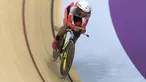 M Fadli pebalap sepeda Indonesia meraih medali emas di nomor 4000 meter Individual Pursuit C4 di Velodrome Rawamangun, Jakarta,  Jumat (11/10/2018).  (Bola.com/Peksi Cahyo)