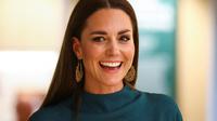 Kate Middleton menghadiri upacara penghargaan British Fashion mewakili Ratu Elizabeth II. (dok. HANNAH MCKAY / POOL / AFP)