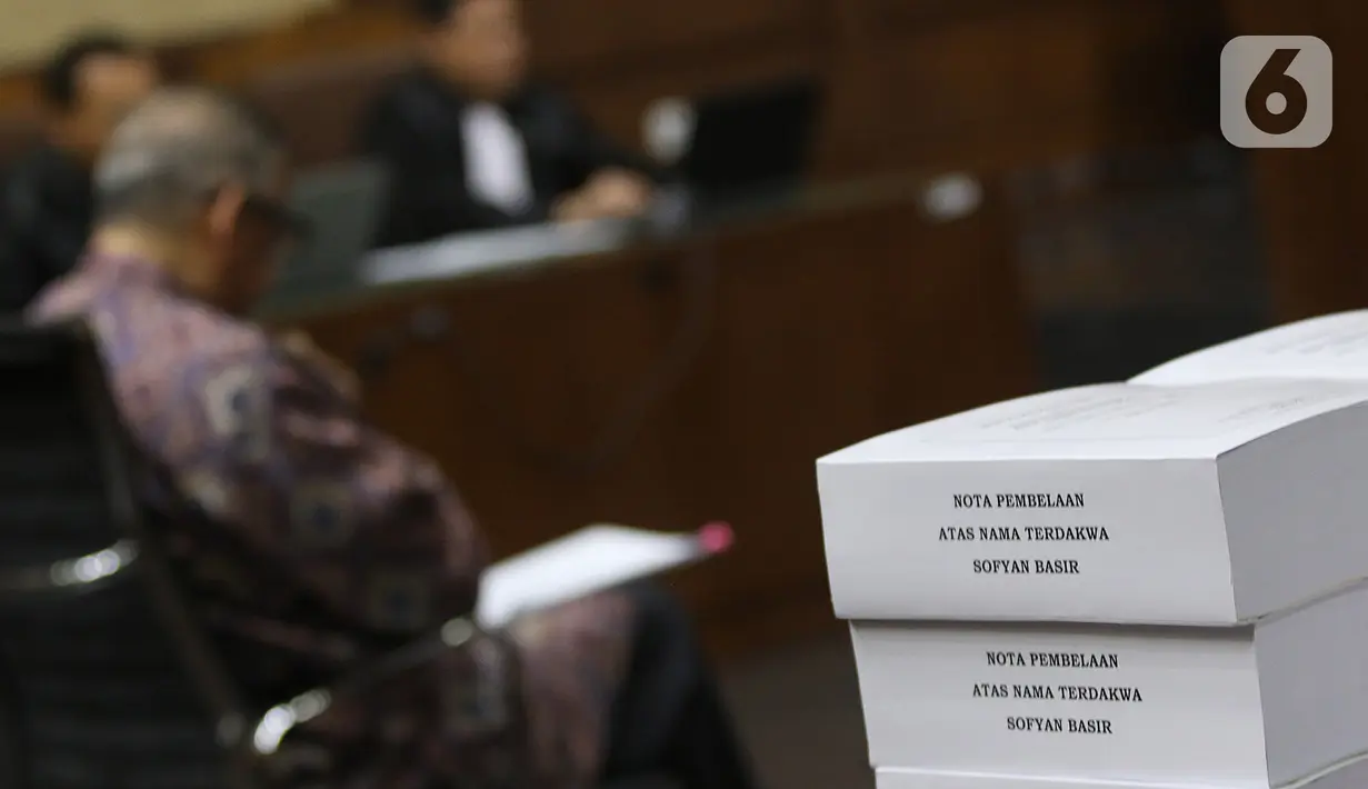 Nota pembelaan terdakwa kasus suap proyek PLTU Riau-1 Sofyan Basir dihadirkan di Pengadilan Tipikor, Jakarta, Senin (21/10/2019). Sidang tersebut beragendakan pembacaan nota pembelaan atau pledoi terdakwa. (Liputan6.com/Herman Zakharia)