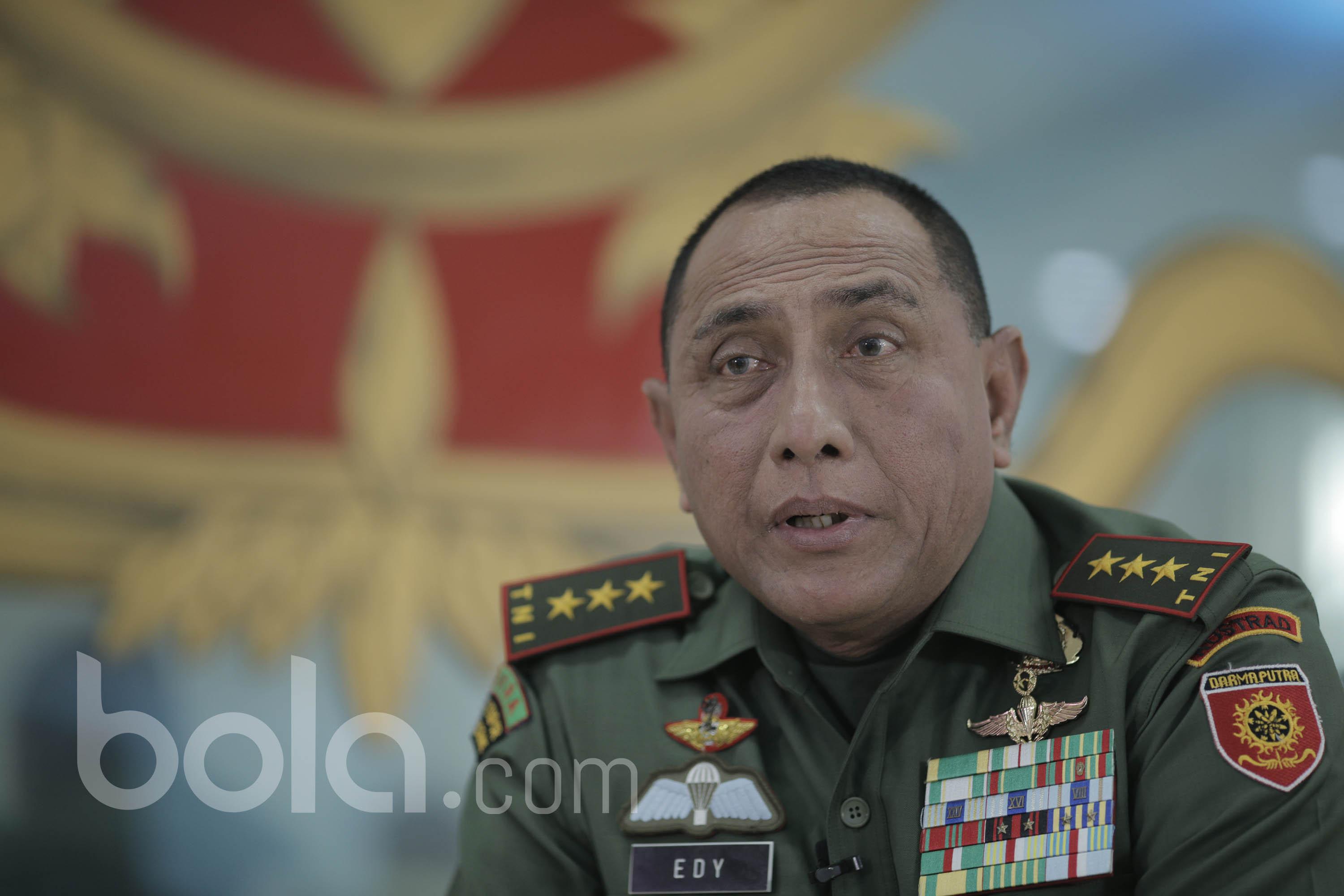 Ketua umum PSSI, Edy Rahmayadi, saat di wawancara oleh tim Bola.com dalam rangka hari ulang tahun PSSI di markas Pangkostrad, Jakarta, (20/04/2017). (Bola.com/Peksi Cahyo)