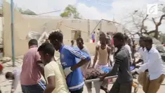 Sedikitnya tujuh orang tewas setelah bom bunuh diri meledak di gerbang sebuah markas distrik di Mogadishu, Somalia.