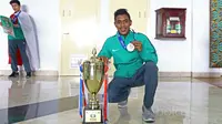 Hamsah Lestaluhu menjadi pemain terbaik dari Timnas Indonesia U-16 saat tiba di Bandara Soekarno-Hatta, Cengkareng, Senin (19/6/2017). Timnas U-16 menjadi juara pada ajang Tien Phong Plastic Tournament 2017. (Bola.com/Nicklas Hanoatubun)