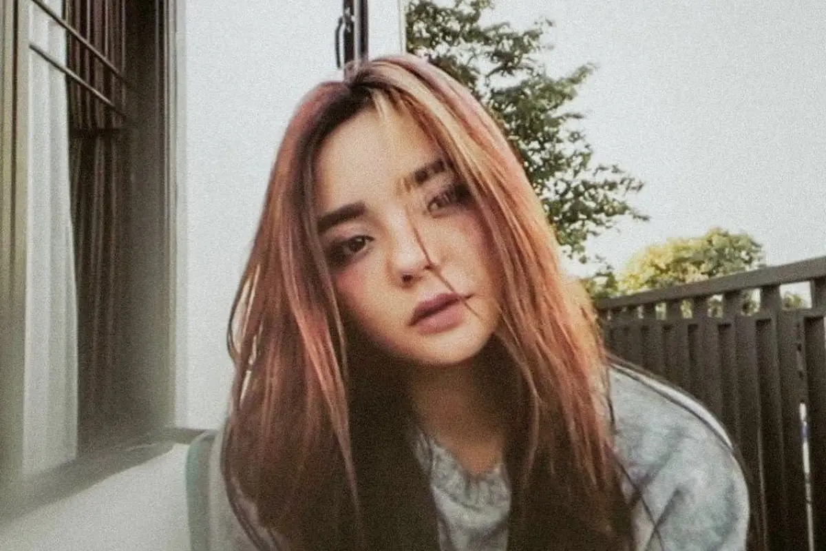 Messy Hair Style yang Berhasil Membuat Potret Gita Sinaga Semakin Menarik.