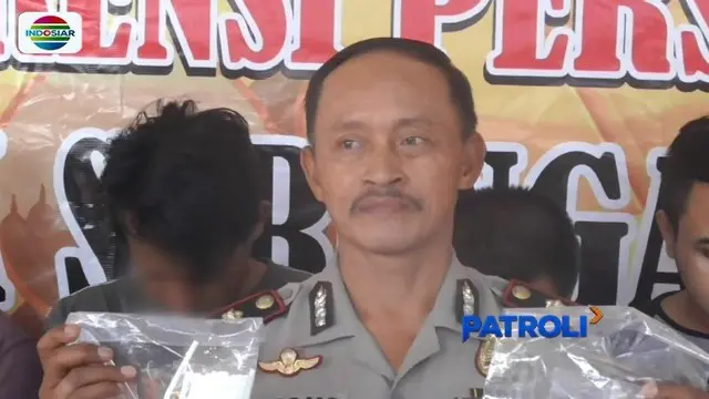 Enam tersangka kurir narkoba jenis sabu di Sukoharjo, Jawa Tengah, diamankan polisi saat bertransaksi di depan hotel. Ironis, dua di antaranya masih berstatus sebagai pelajar SMK.