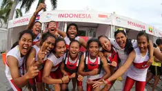 Tim putri Indonesia meraih medali emas saat berlomba di nomor 12 Kru 200m Perahu Naga SEA Games 2015 di Marina Bay, Singapura. Sabtu (6/6). (Bola.com/Arief Bagus)