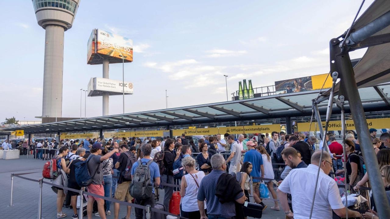 Bandara Schiphol Amsterdam. (AFP)