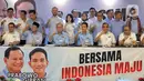 Bakal calon wakil presiden dari Koalisi Indonesia Maju, Gibran Rakabuming Raka (keempat kiri duduk) saat pengumuman susunan tim kampanye Tim Kampanye Nasional (TKN) di Hotel Grand Kemang, Jakarta, Senin (6/11/2023). (Liputan6.com/Angga Yuniar)