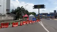 Polres Metro Bekasi Kota menutup gerbang Tol Bekasi Barat arah Cikampek untuk mendukung kelancaran sistem satu arah selama puncak arus balik Lebaran 2022. (Foto: Istimewa)