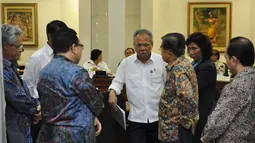 Wapres Jusuf Kalla berbincang dengan sejumlah Menteri menjelang rapat terbatas di kantor Presiden, Komplek Istana Kepresidenan, Jakarta, Kamis (12/3/2015). (Liputan6.com/Faizal Fanani)