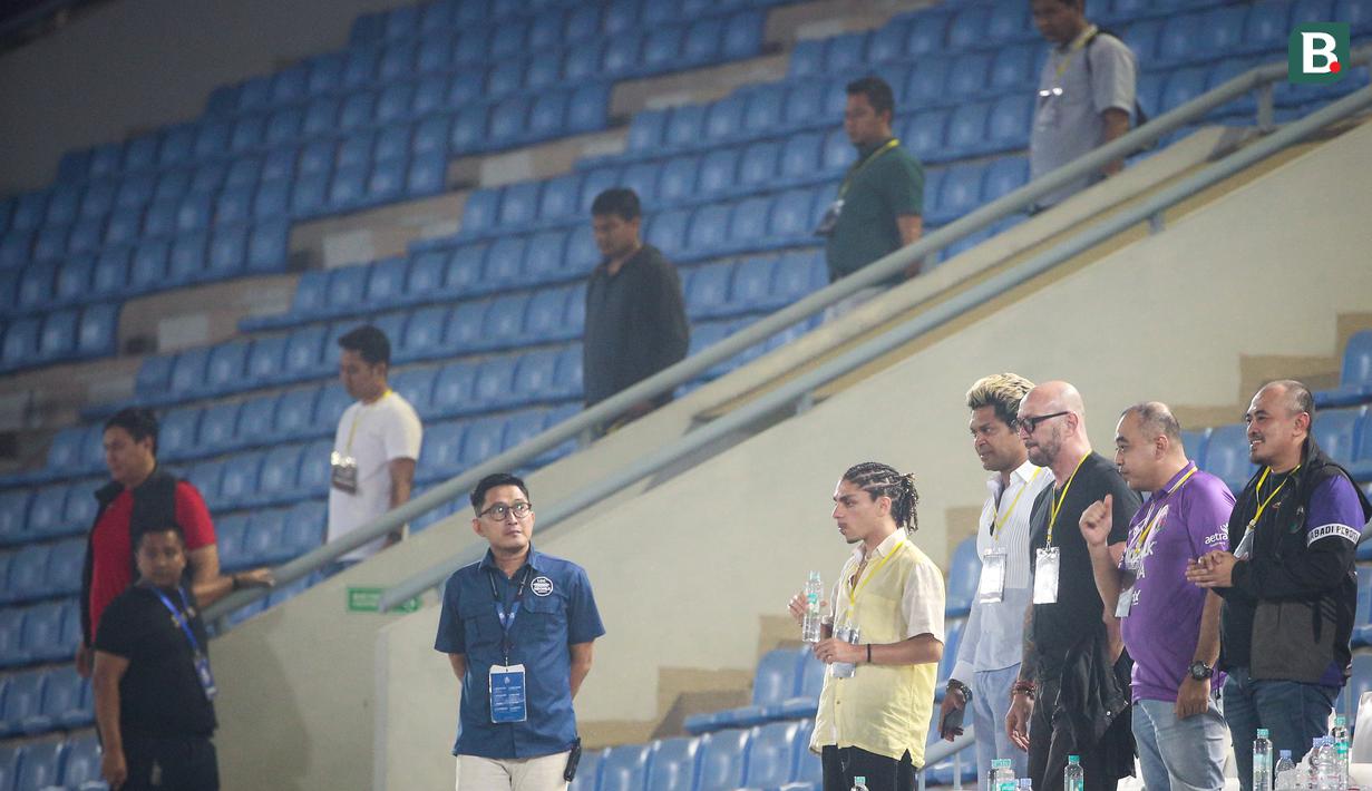 Mantan kiper Timnas Italia, Walter Zenga dan mantan bek Timnas Portugal, Abel Xavier menyaksikan laga lanjutan BRI Liga 1 2022/2023 antara Persita Tangerang melawan Persija Jakarta ditemani Bupati Tangerang, Ahmed Zaki Iskandar dan Presiden Persita Tangerang, Ahmed Rully Zulfikar di Stadion Indomilk Arena, Tangerang, Selasa (28/03/2023). (Bola.com/Bagaskara Lazuardi)
