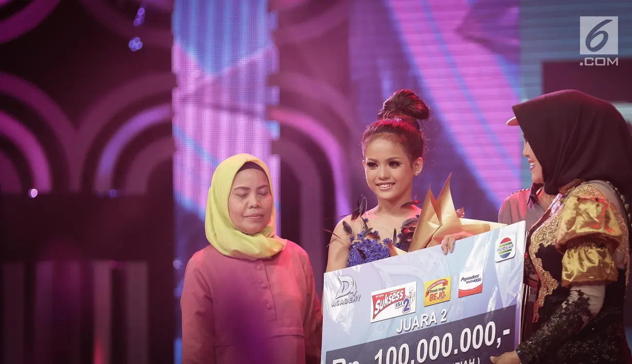 Ekspresi Putri usai dinobatkan sebagai juara dua Dangdut Academy 4 atau D'Academy 4 di Studio 5 Indosiar, Jakarta, Jumat (19/5). Sedangkan Putri di juara kedua akan mendapatkan hadiah uang tunai sebesar Rp 100 juta. (Liputan6.com/Faizal Fanani)