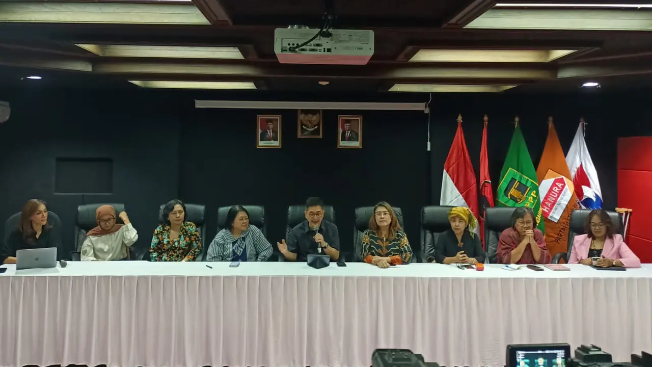 Ketua Tim Pemenangan Nasional (TPN) Ganjar-Mahfud, Arsjad Rasjid, mengumumkan kedeputian baru yaitu Deputi Inklusi yang berisi para perempuan di Gedung High End, Menteng, Jakarta Pusat, Rabu (15/11/2023). (Merdeka.com/Alma Fikhasari)