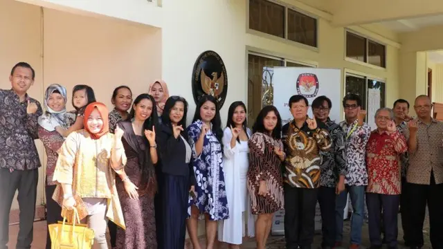 Sebagian WNI di Tanzania menggunakan hak pilihnya pada Pilpres 2019 secara langsung di TPS yang berlokasi di KBRI Dar es Salaam, Sabtu waktu setempat (13/4/2019). (KBRI Dar es Salaam)
