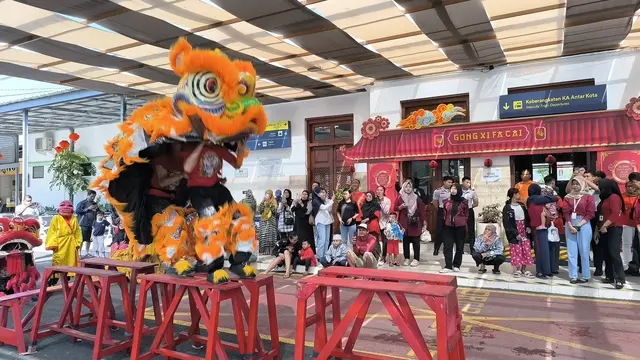 Antraksi Barongsai meriahkan Tahun Baru Imlek di Staisun Jember (Istimewa)