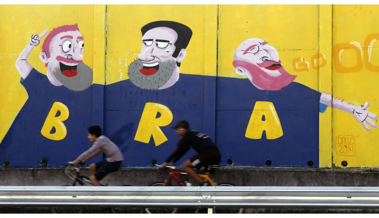 Beberapa warga melintas di depan lukisan grafiti di Sao Paulo, Brasil (3/6/2014). Sao Paulo akan menjadi tuan rumah laga pembukaan Piala Dunia Brasil 2014. (REUTERS/Paulo Whitaker)
