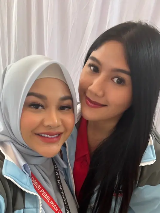Erina Gudono kemeja pendek warna merah dengan celana putih. Ia memulas wajahnya dengan makeup tipis dan lip tint bernuansa berry [@erinagudono]