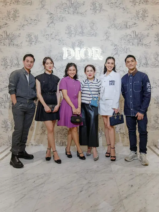 Meski beda generasi, ketiga sama-sama jinjing tas Dior dengan heels berwarna hitam. [@therealdisastr]