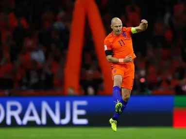 Arjen Robben berselebrasi setelah mencetak gol pertama lewat penalti ke gawang Swedia di  kualifikasi Piala Dunia 2018 di stadion Arena, Amsterdam (10/10). Usai pertandingan Robben menyatakan pensiun dari timnas Belanda. (AP Photo/Peter Dejong)