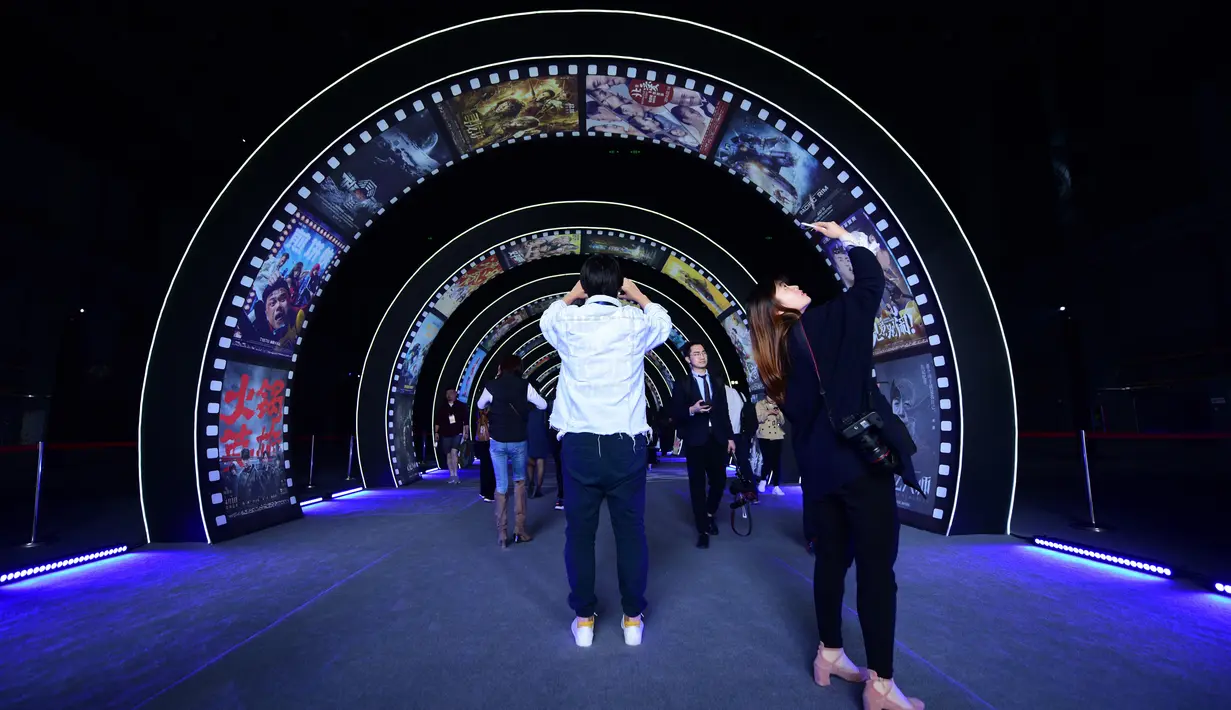 Orang-orang mengunjungi sebuah studio film di kompleks Qingdao Movie Metropolis di Qingdao, China, Sabtu (28/4). Dalian Wanda Group Co, konglomerat ritel dan hiburan China membangun pusat produksi film kelas dunia senilai USD 7,9 miliar. (AFP/WANG ZHAO)