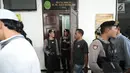 Sejumlah personel kepolisian bersenjata lengkap berjaga di ruang sidang PN Jakarta Selatan saat sidang pembacaan tuntutan terhadap terdakwa sejumlah kasus tindak pidana terorisme, Aman Abdurrahman, Jumat (18/5). (Liputan6.com/Helmi Fithriansyah)