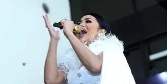 Demi menjaga eksistensinya sebagai penyanyi, Diva pop Indonesia, Krisdayanti kembali meramaikan industri musik Tanah Air. Ia baru saja mengeluarkan dua single internasional, Sleep to Dream dan In Love Again. (Nurwahyunan/Bintang.com)