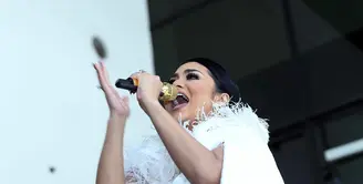 Demi menjaga eksistensinya sebagai penyanyi, Diva pop Indonesia, Krisdayanti kembali meramaikan industri musik Tanah Air. Ia baru saja mengeluarkan dua single internasional, Sleep to Dream dan In Love Again. (Nurwahyunan/Bintang.com)