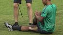 Striker Timnas Indonesia, Nur Hardianto, dirawat Florent Motta saat berlatih di Lapangan SPH Karawaci, Banten, Sabtu (10/6/2017). Latihan ini merupakan persiapan jelang laga persahabatan melawan Puerto Rico. (Bola.com/Vitalis Yogi Trisna)