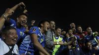 Para pemain Persib merayakan kemenangan atas Mitra Kukar pada laga leg kedua semi final Piala Presiden di Stadion Si Jalak Harupat, Bandung, Sabtu (10/10/2015). (Bola.com/Vitalis Yogi Trisna)