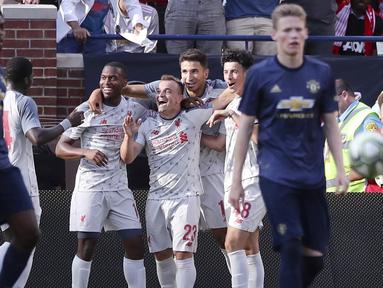 Para pemain Liverpool merayakan gol yang dicetak oleh Xherdan Shaqiri ke gawang Manchester United pada laga ICC 2018 di Stadion Ann Arbor, Michigan, Minggu (29/7/2018). Liverpool menang 4-1 atas Manchester United. (AP/Carlos Osorio)