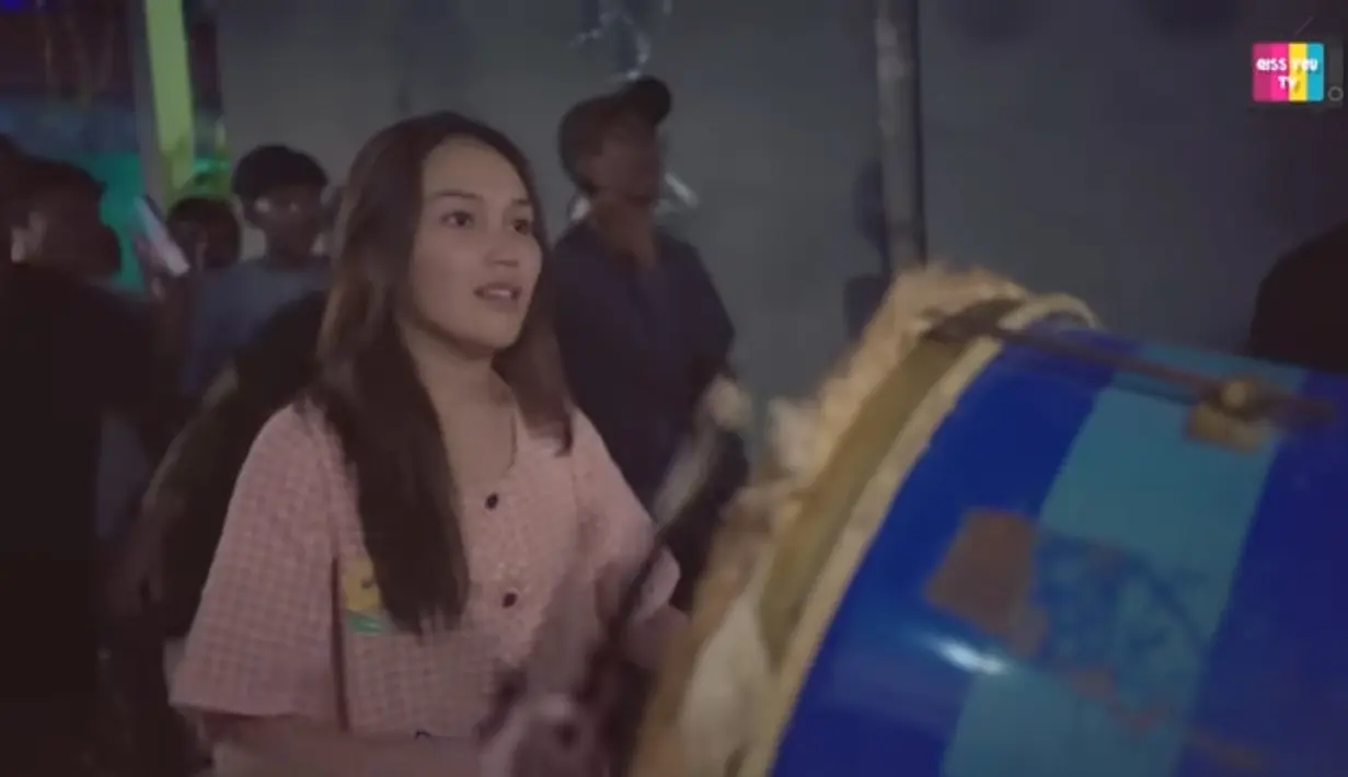 Dalam video yang dibagikan, ia tampak semangat menabuh bedug.  Sedangkan dibelakangnya tampak beberapa pemuda yang berteriak yel yel untuk membangunkan orang sahur. [Youtube/Qiss You TV]