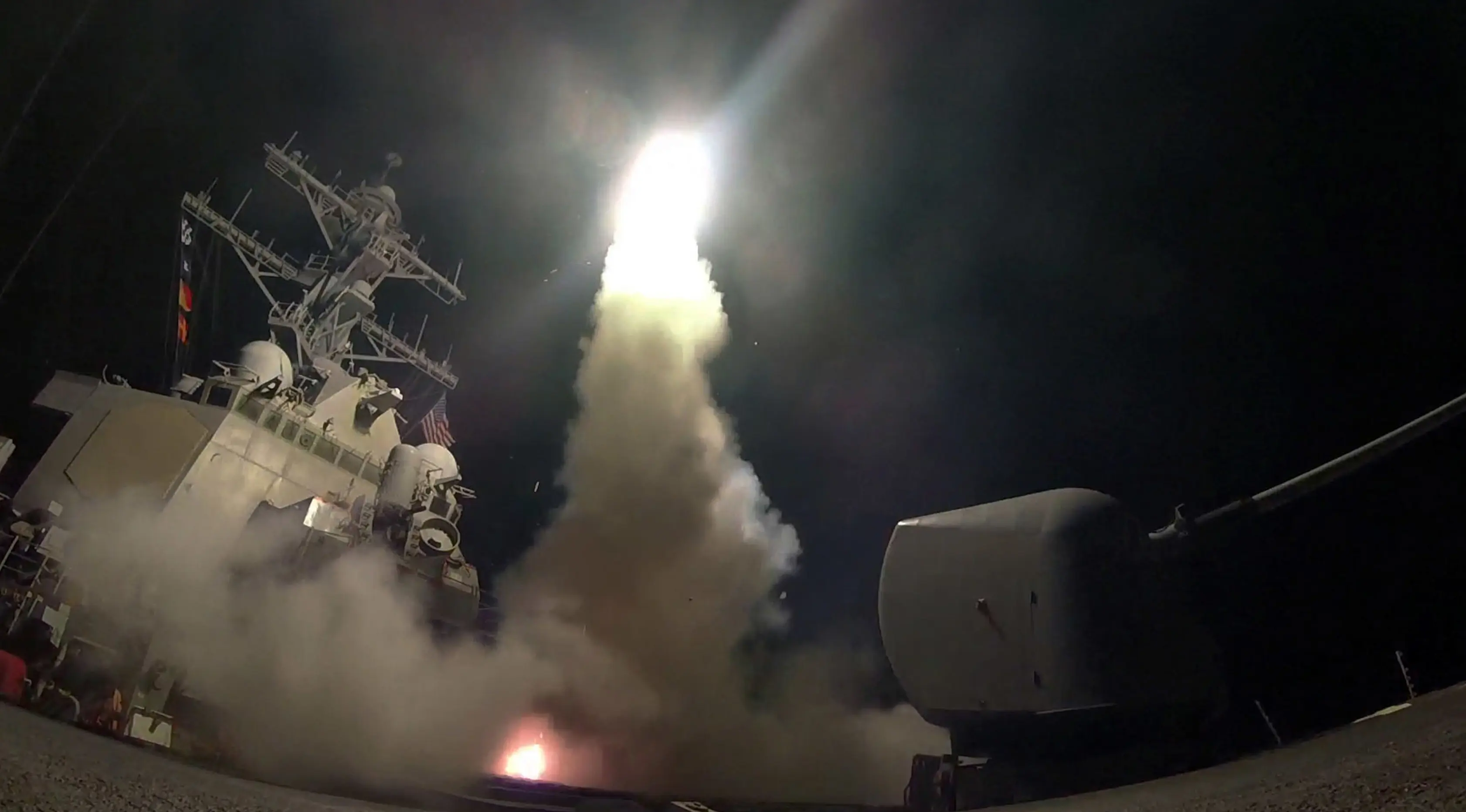 Rudal Tomahawk ditembakkan kapal perang AS yang ada di Laut Mediterania,menyasar pangkalan udara Suriah, Jumat (7/4). Serangan ini dilakukan AS menyusul serangan senjata kimia yang menewaskan puluhan warga sipil oleh pemerintah Suriah. (U.S. Navy via AP)