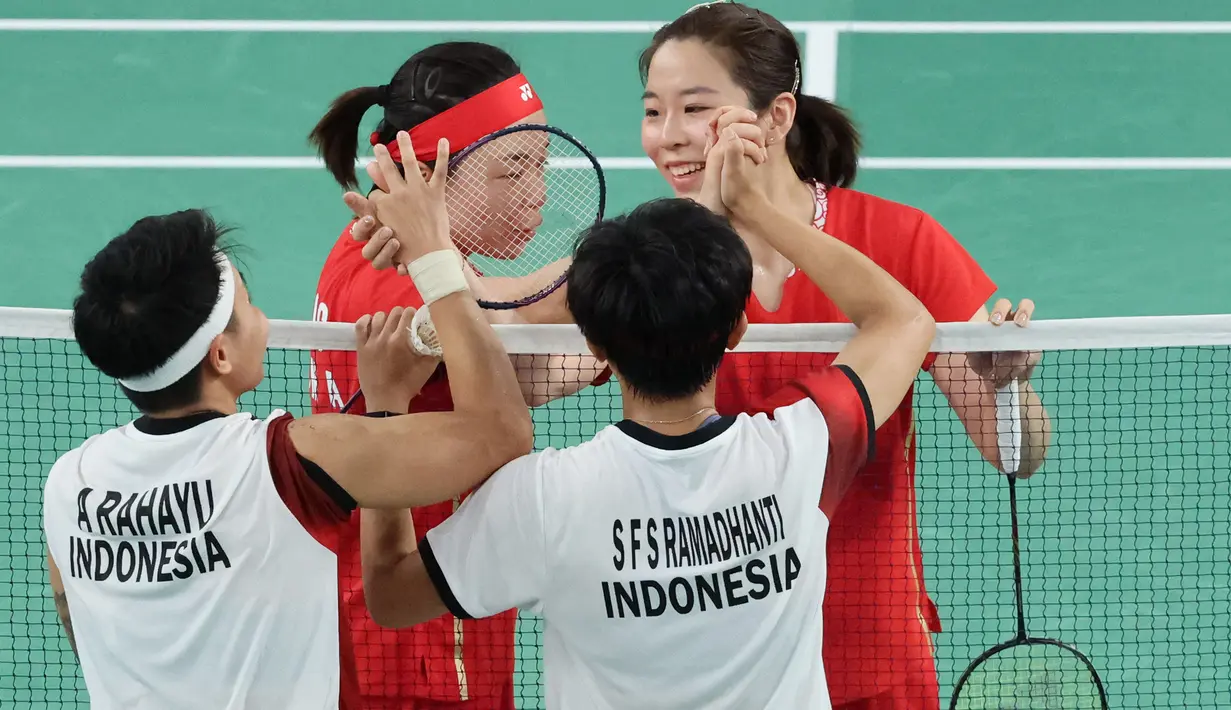 <p>Pemain ganda putri Indonesia, Apriyani Rahayu/Siti Fadia Silva Ramadhanti menyalami lawannya, wakil China Chen Qingchen/Jia Yifan setelah kalah dua game langsung, 12-21, 22-24 pada laga kedua Grup A nomor ganda putri cabor bulu tangkis Olimpiade Paris 2024 di Porte de la Chapelle Arena, Prancis, Minggu (28/7/2024). (AFP/David Gray)</p>
<p>&nbsp;</p>