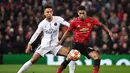 Aksi Marcus Rashford mencoba melewati Marquinhos pada laga leg 1, babak 16 Besar Liga Champions yang berlangsung di Stadion Old Trafford, Manchester, Rabu (13/2).  Manchester United kalah 0-2 dari PSG. (AFP/Paul Ellis)