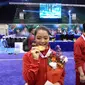 Atlet Wushu Indonesia Juwita Niza Wasni meraih medali emas dari nomor Women' Nandao pada Kejuaraan Dunia Wushu 2015 di Istora Senayan, Jakarta, Selasa (17/11/2015). (Liputan6.com/Antonius Hermanto)