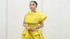Tasya Rosmala dikenal dengan gayanya yang ceria dan enerjik. Gayanya didukung dengan penampilannya dengan busana-busana berwarna terang dengan gaya anak muda. (Liputan6.com/IG/@tasya_ratu_gopo).
