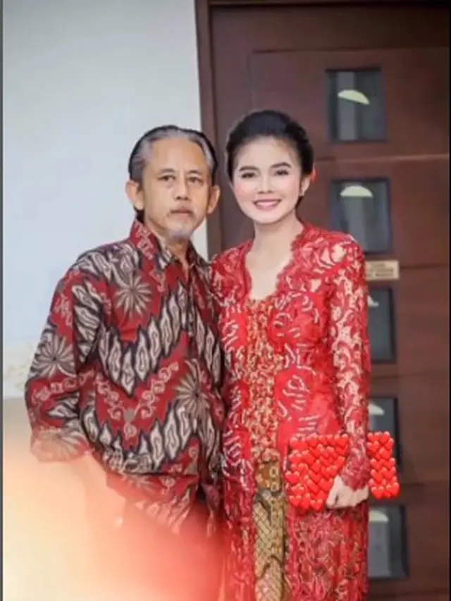 7 Potret Karina Ranau Istri Epy Kusnandar yang Terpaut 19 Tahun, Setia Mendampingi