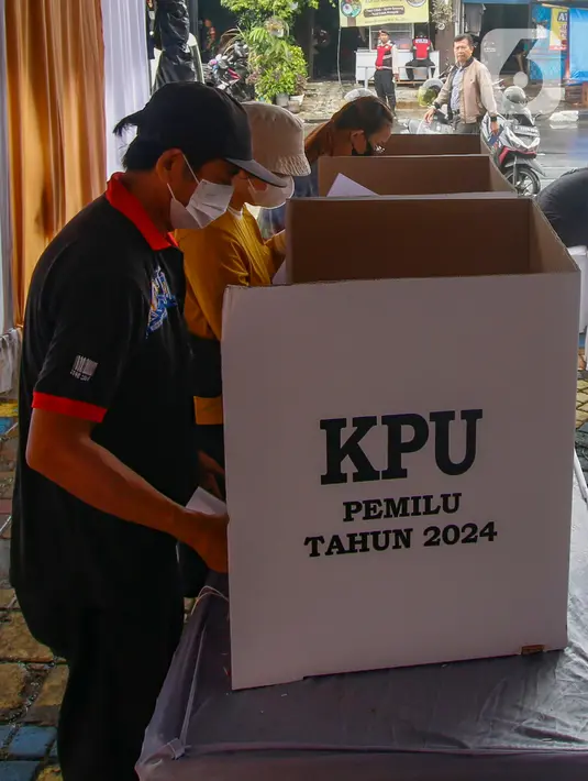Aplikasi Sirekap memudahkan KPPS untuk melakukan perhitungan atau rekapitulasi hasil pemungutan suara di masing-masing TPS. (merdeka.com/Arie Basuki)