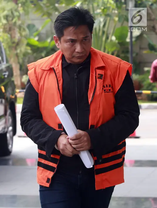 Tersangka kasus dugaan suap distribusi pupuk, Bowo Sidik Pangarso bersiap menjalani pemeriksaan di gedung KPK, Jakarta, Selasa (9/4). Mantan anggota DPR dari Fraksi Golkar tersebut menjalani pemeriksaan lanjutan dalam kasus dugaan suap distribusi pupuk dengan kapal. (merdeka.com/Dwi Narwoko)