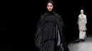 Model berpose mengenakan busana karya desainer Indonesia, Anandia Marina Putri dan Novita Yunus di Amazon Fashion Week Tokyo 2018, Selasa (20/3). Keduanya menggabungkan teknik menenun dengan kolaborasi budaya Indonesia dan Jepang. (AP/Shizuo Kambayashi)