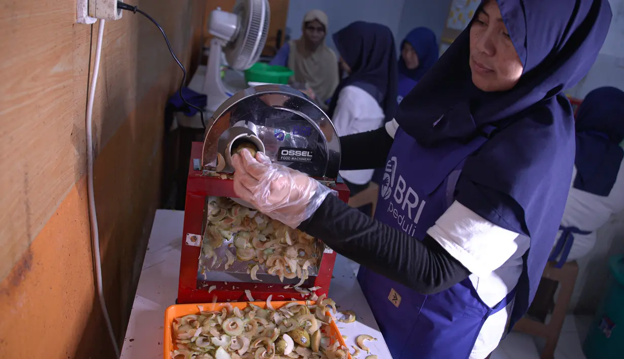 Perjalanan usaha mereka tidak lepas dari tantangan. Keterbatasan peralatan membuat seluruh proses produksi dilakukan secara manual, sementara pemasaran produk juga masih belum optimal.