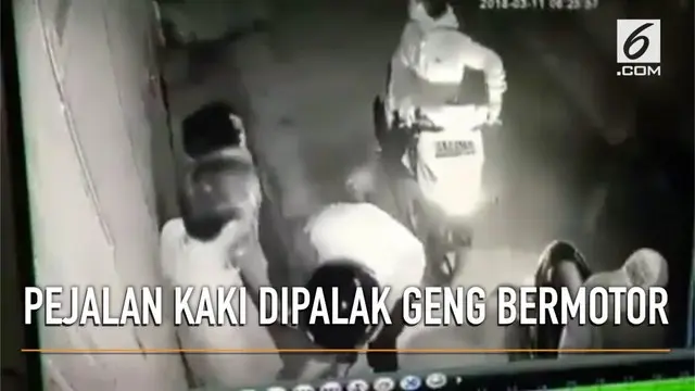 VIDEO: Detik-Detik Pejalan Kaki Dipalak Geng Bermotor