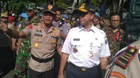 Gubernur DKI Jakarta Anies Baswedan memimpin Apel Kesiapan Tanggap Musim Penghujan 2018 di Lapangan Direktorat Lalu Lintas Polda Metro Jaya. (Merdeka.com/ Ronald)