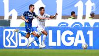 Pemain Persib Bandung Rezaldi Hehanusa berebut bola dengan pemain Persik Kediri Muhammad Khanafi pada laga BRI Liga 1 2022/2023 di Stadion Pakansari, Bogor, Jawa Barat, Rabu (8/3/2023). Persik Kediri mengalahkan Persib Bandung dengan skor 2-0. (Bola.com/M. Iqbal Ichsan)