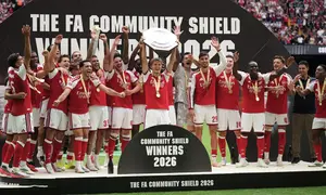 Pemain Arsenal Martin Odegaard mengangkat trofi setelah timnya memenangi laga final Community Shield antara Arsenal vs Manchester City di Cardiff, Wales, Minggu, 16 Agustus 2026. (AP Photo/Alastair Grant)
